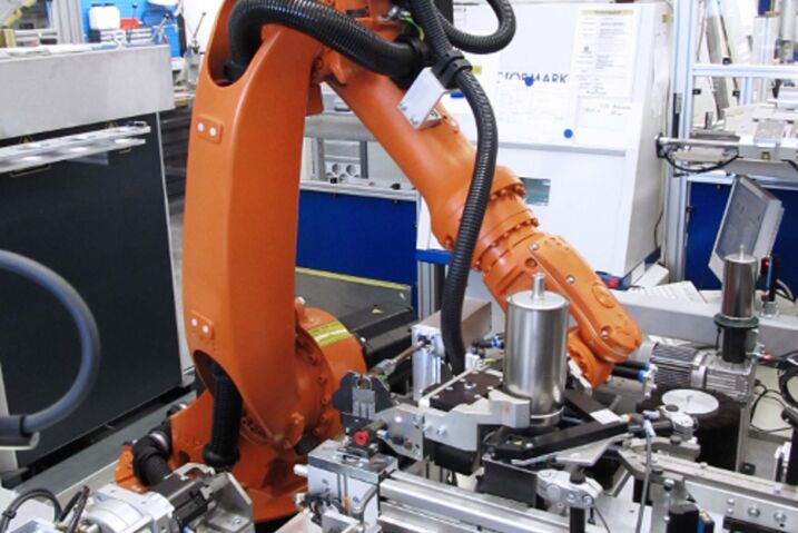 montagetechnik-sauerstoffgeneratoren-automatische-produktion-mit-hoechster-flexibilitaet-durch-zwei-unabhaengig-voneinander-arbeitende-roboterzellen-von-ibg