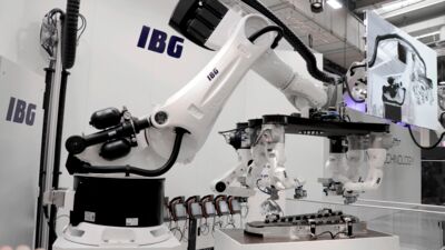 3DProCar - Kombination aus sieben Industrierobotern zum optimierten Greifen von CFK-Bauteilen von IBG