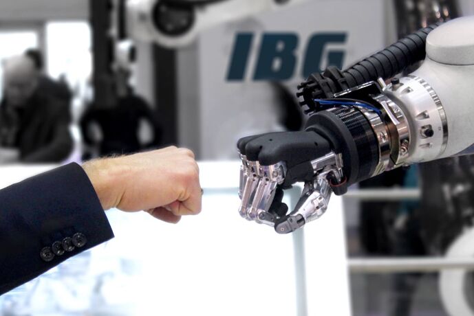 robotik-mensch-roboter-kollaboration-mrk-verbindet-menschliche-handarbeit-mit-automation-durch-den-einsatz-smarter-technologien-von-ibg