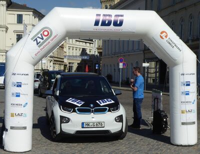 IBG - Azubis beim Start der E-Mobil-Rallye