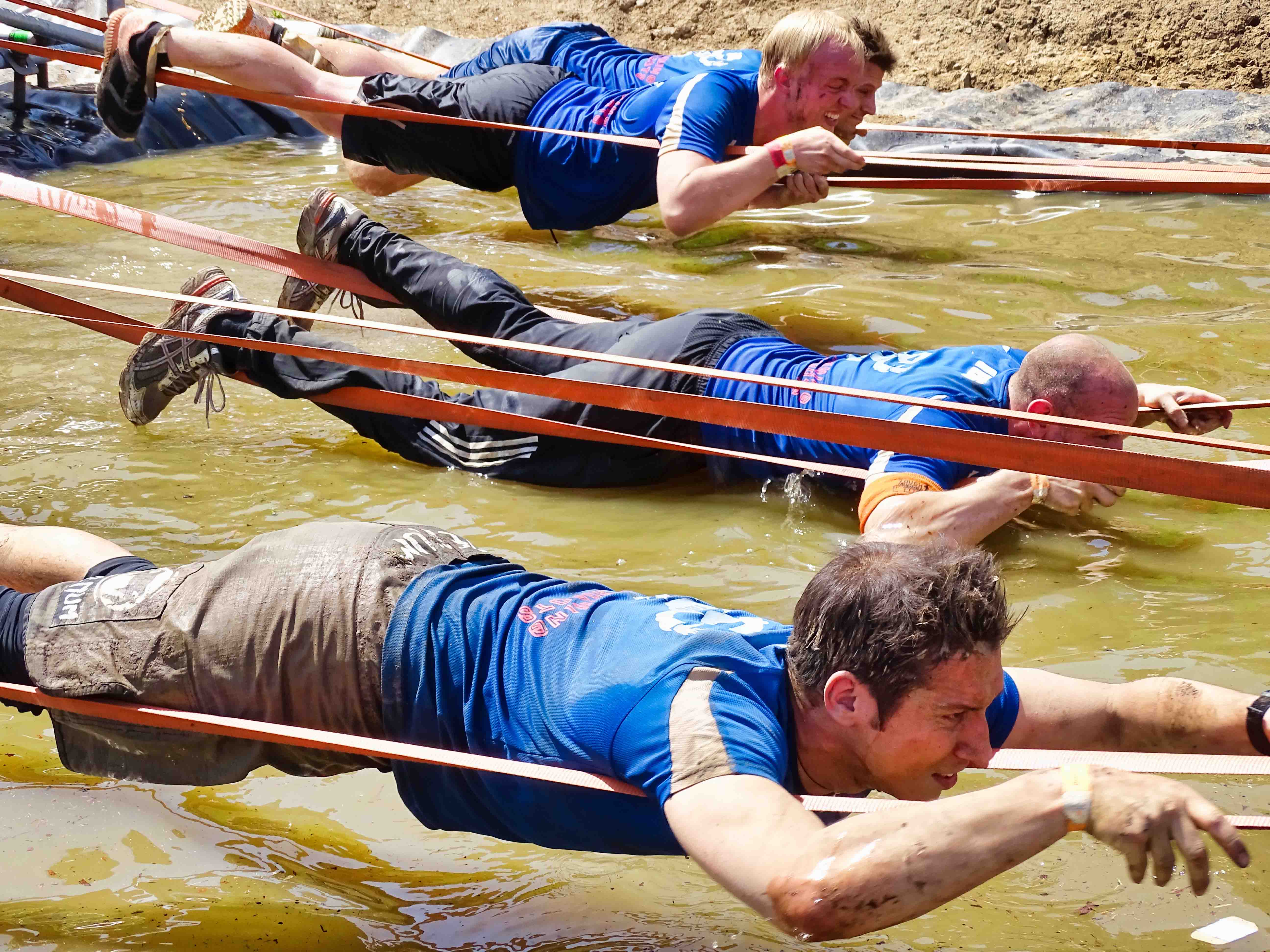 IBG - Tough Mudder: Gemeinsam am Wasserhindernis